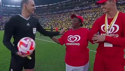 斗球体育直播下载-温情时刻！凯塞多母亲赛场送球，球员奔至看台与母亲相拥