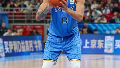 媒体人：麦基缺乏稳定的一对一单打能力 面对王哲林都以吃瘪告终