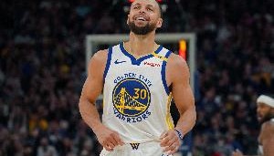 库里单场轰进50+、命中10+三分、送5+抢断 NBA历史第一人