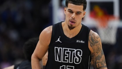 斗球体育直播在线观看-就是拔不进！小迈克尔·波特半场21分钟 9投仅2中&amp;三分6中2