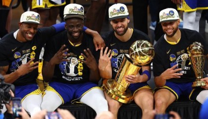 斗球体育直播官网-8年4冠不是极限！勇士三巨头永不满足无惧任何对手